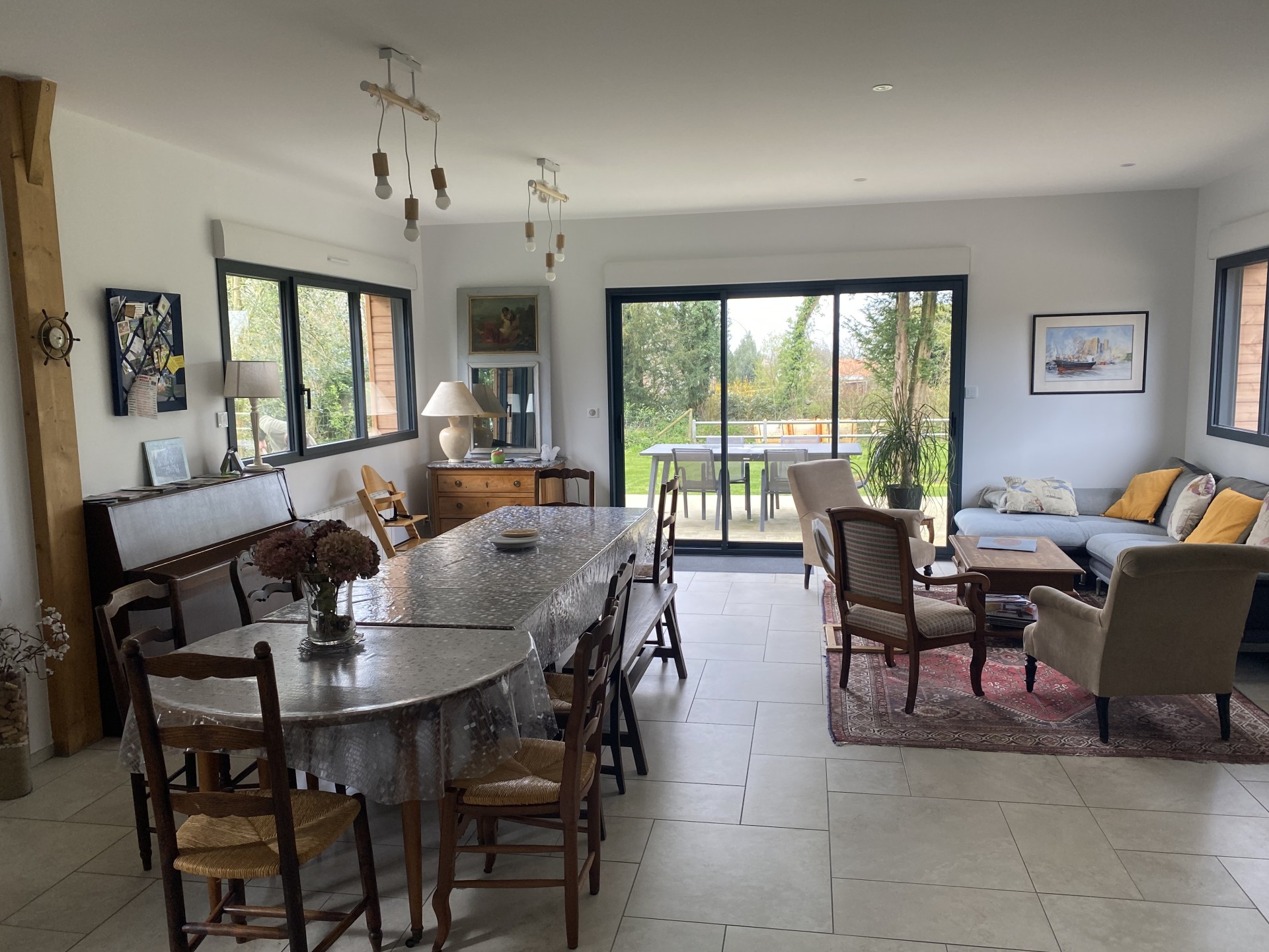 Le salon / salle à manger