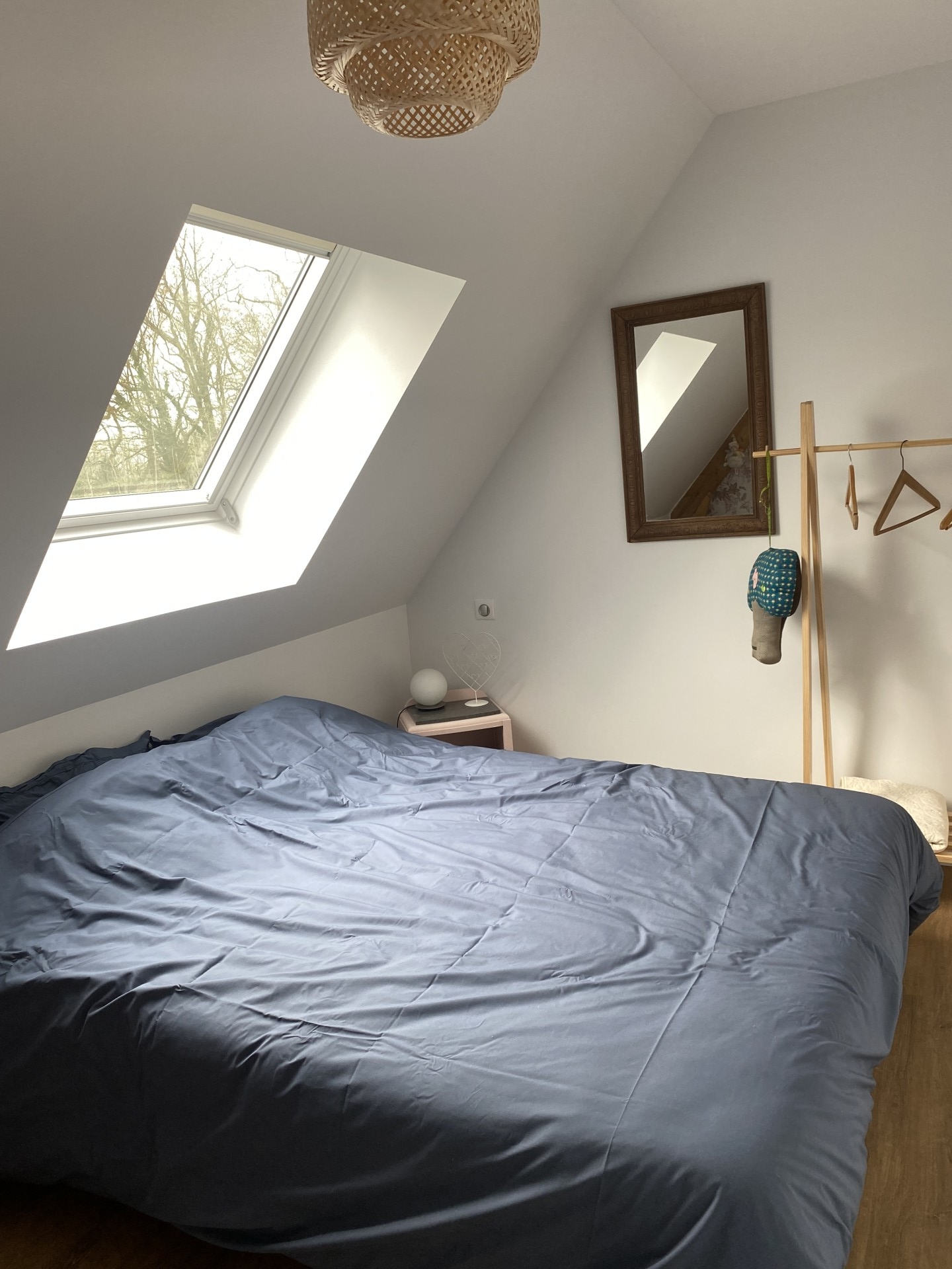 Chambre avec lit bébé à l'étage