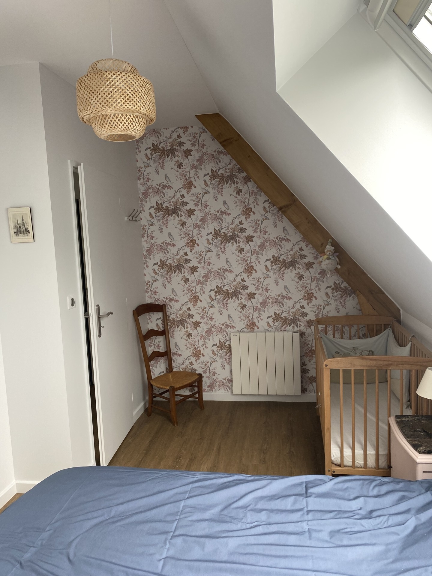 Chambre avec lit bébé à l'étage